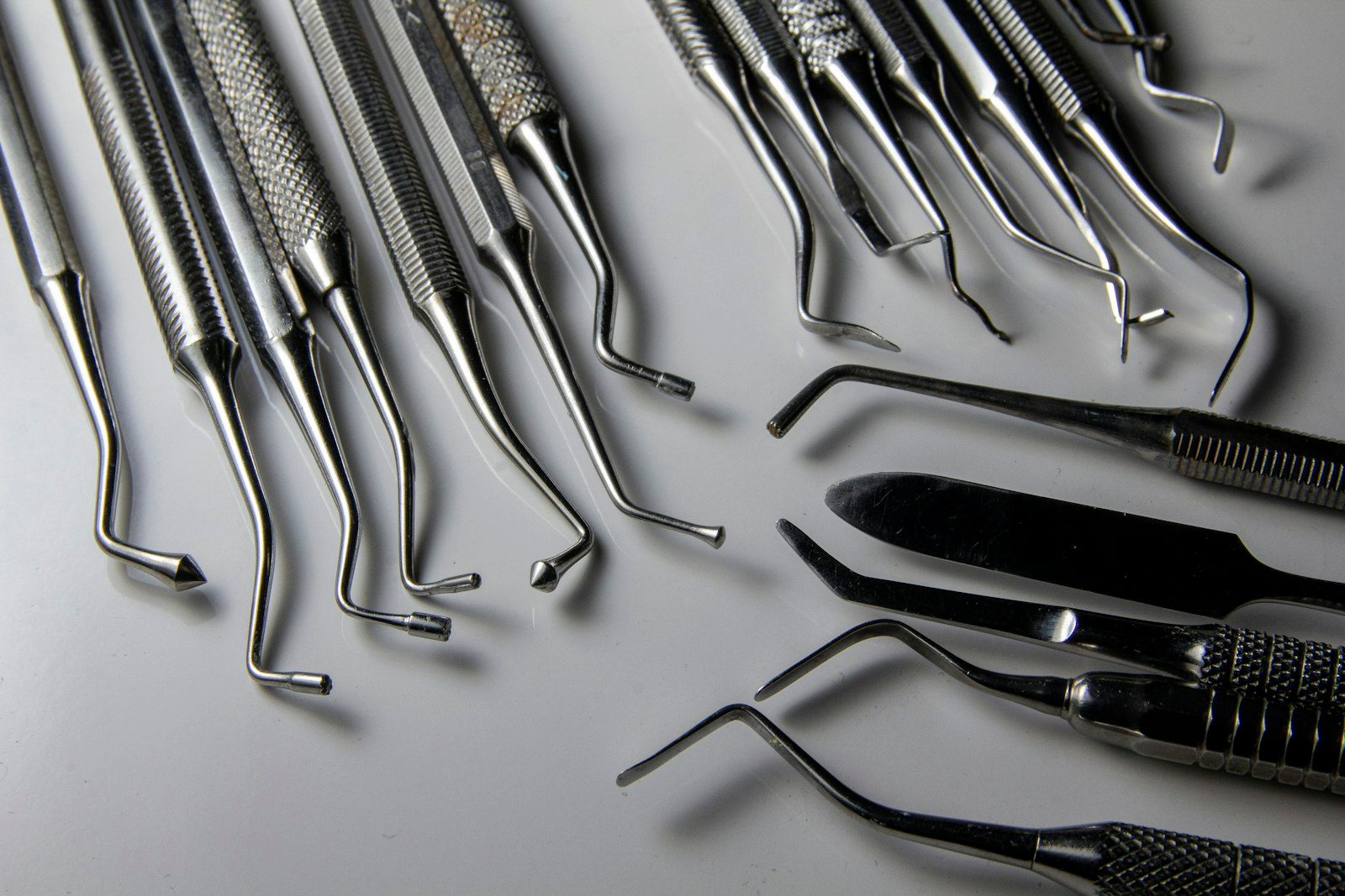 Instrumental dental de acero en primer plano.