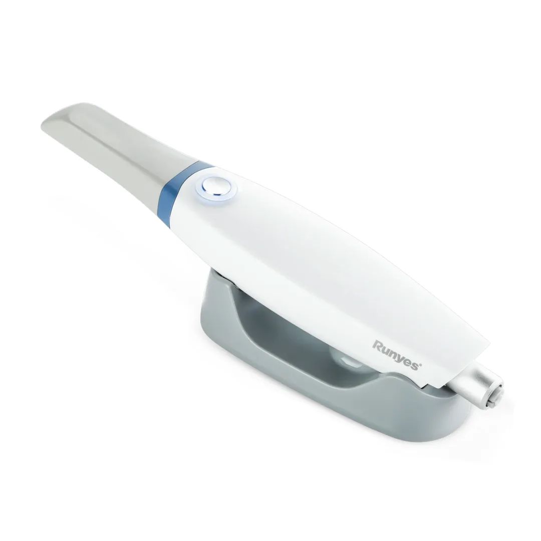 El escáner intraoral, de color blanco, apoyado en su base